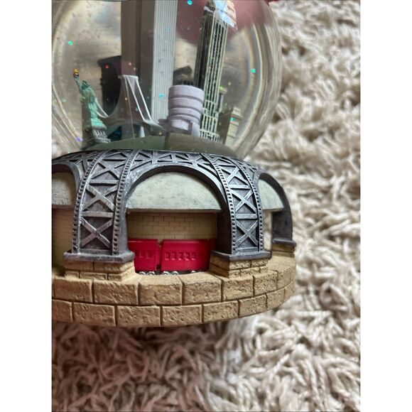 Vintage Bloomingdale's NYC Pre 9/11 Twin Towers Musical/Revolving Snow Globe - Picture 8 of 11